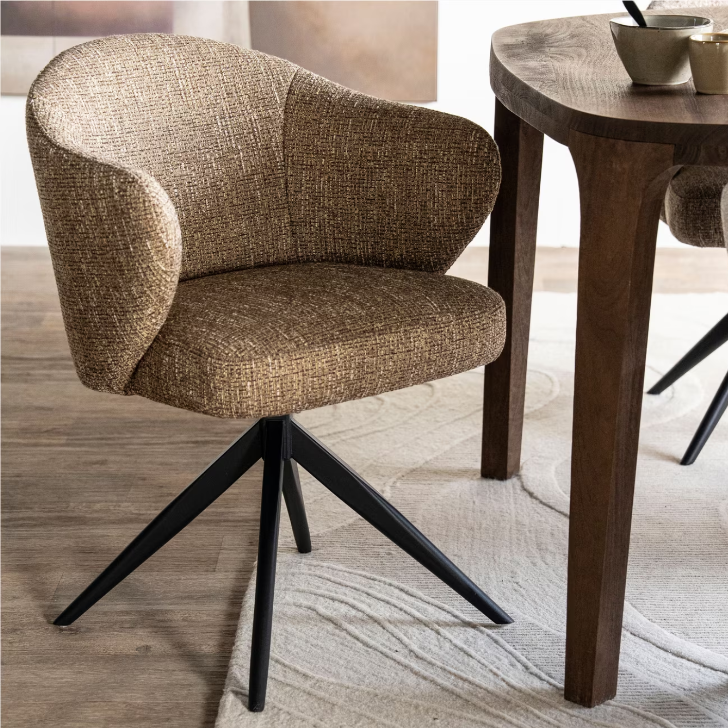 Draaibare Eetkamerstoel Connor Zwart onderstel mosterd